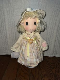1985 Precious Moments Last Forever #4578 Dallie Doll with Heart Locket 
