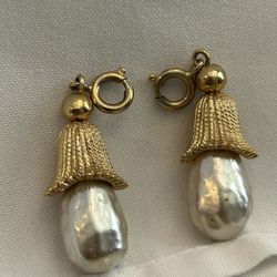 Vintage Sarah Coventry Pearl and Gold Tone acorn Pendants 
