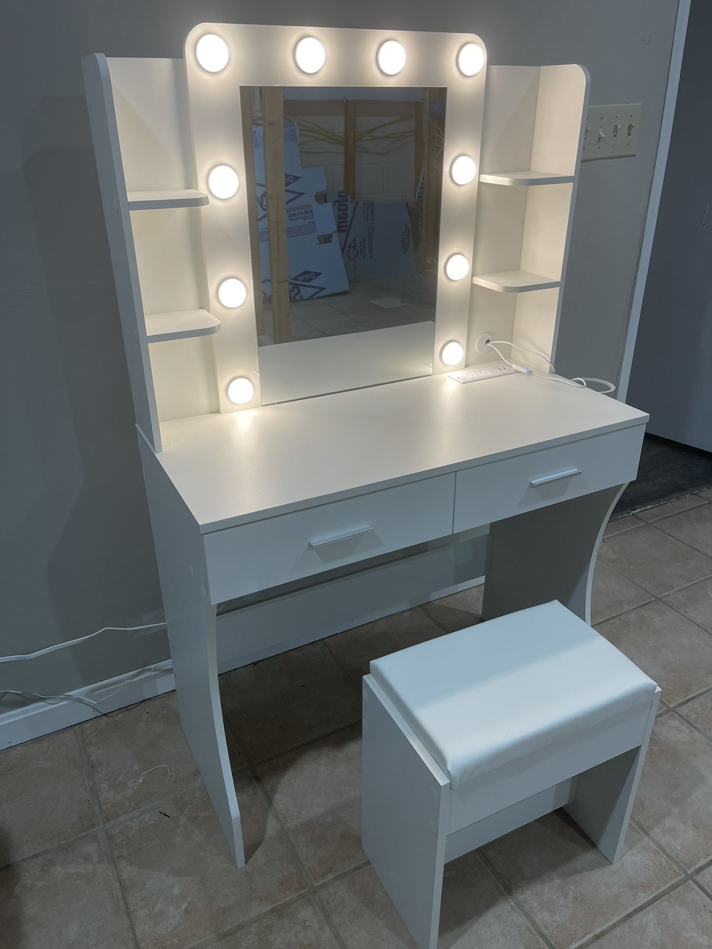 White Vanity With Mirror