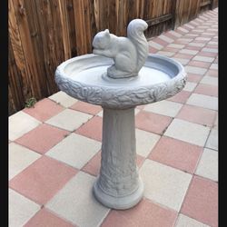 New Bird Bath Made Out Of Cement Perfect Gift 