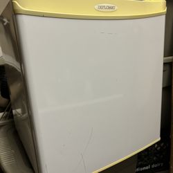 Small table top mini refrigerator, works great $20 delivery Milwaukee