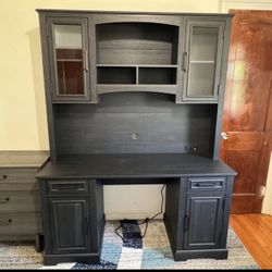 Computer desk with hutch 