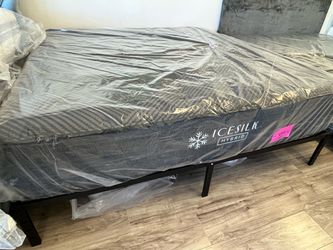 Sleep like royalty on this 14- inch King Size Hybrid Mattress 🛏️ featuring a sleek Ice Silk cooling cover ❄️ Shop with $0 down Financing 🖤