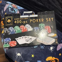 400 pc poker set New in box ready to play