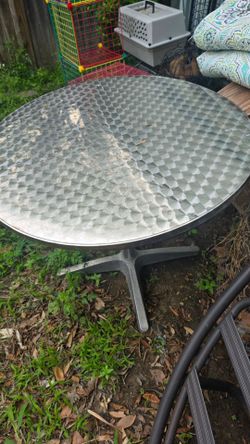 Metal cute table need some tlc