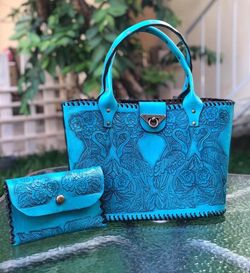 Bolsa y cartera de piel $80