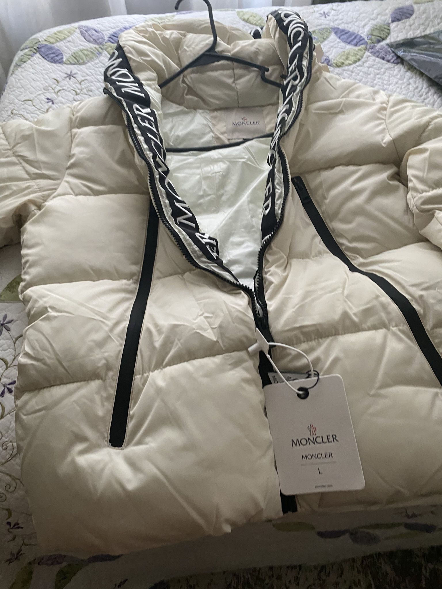 Moncler Genuine Women’s / Unisex White Puffer Down Jacket NWT Large