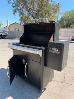 TRAEGER SILVERTON 810 PELLET GRILL SMOKER WORKS GREAT