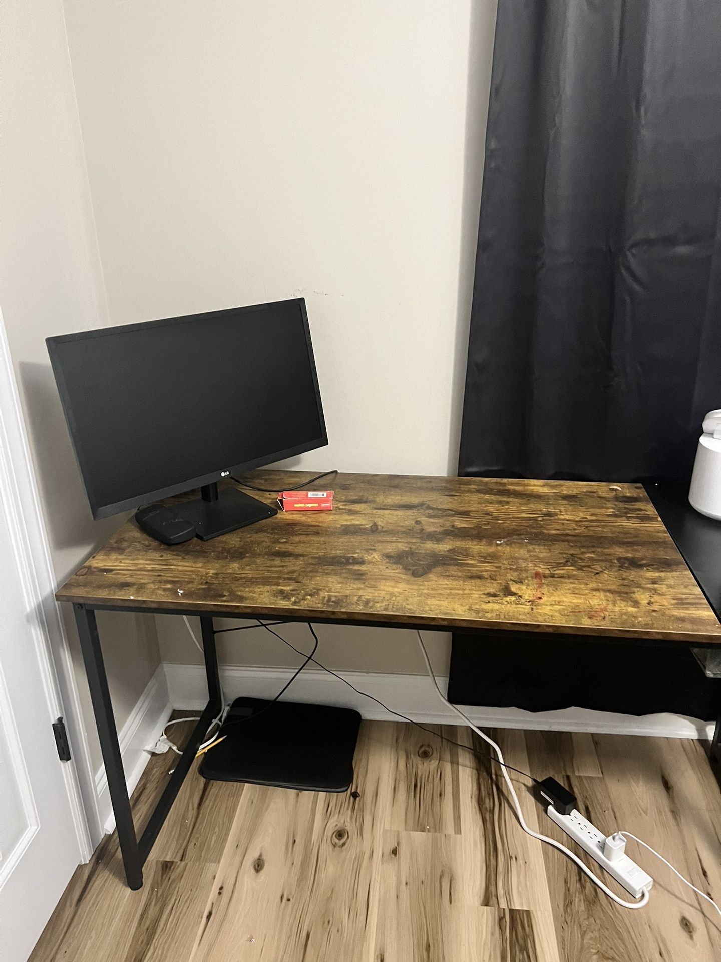 Desk and lg Monitor 
