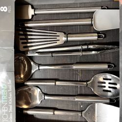 8 pieces kitchen utensils and a barbecue set.  Juego de 8 utensilios para cocina  set para barbecue 
