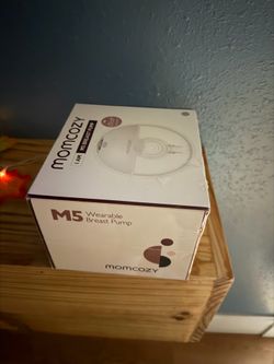 NEW Momcozy m5 breast pump