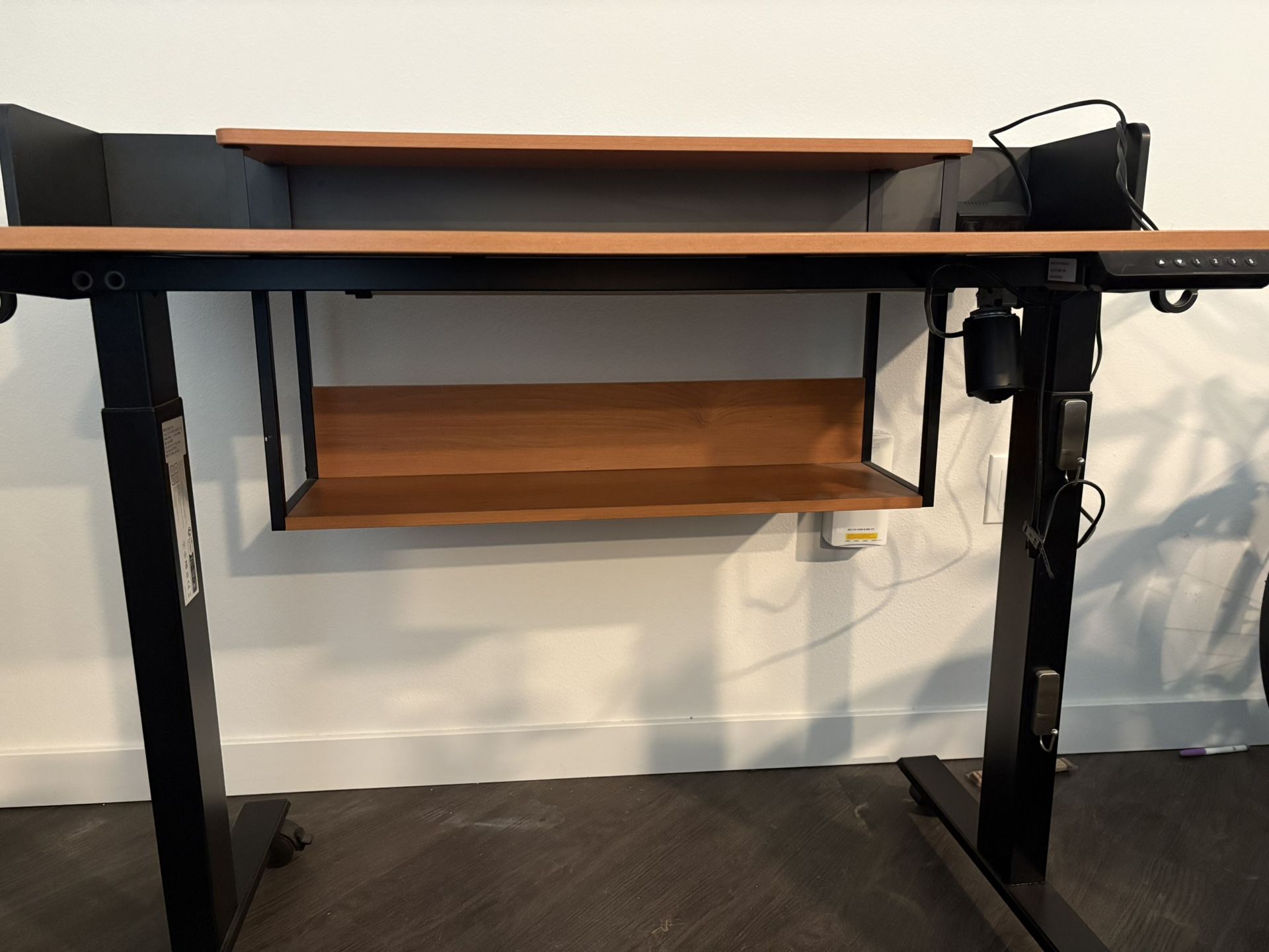 Electric height adjustable standing desk