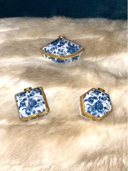 Gorgeous oriental porcelain set of 3 small jewelry boxes in white and blue, vintage style. Triket pill box