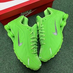 NIKE WMNS SHOX R4 GREEN STRIKE SIZE 12.5W 11