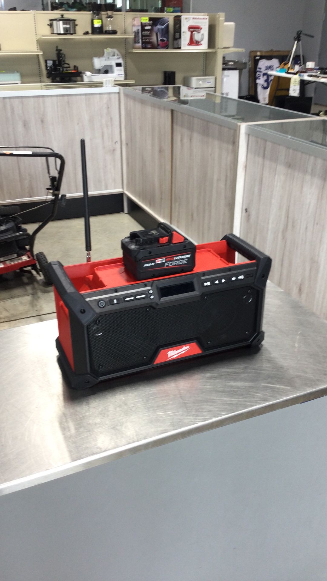 Milwaukee Bluetooth Job site Radio w/ M18 XC8.0 Battery