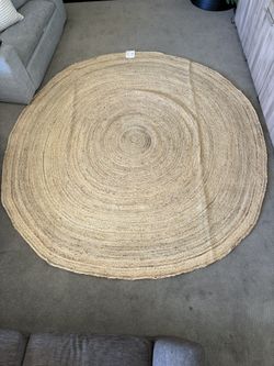 NEW!!! Tags still on!!! 8 foot round Jute Braided Rug