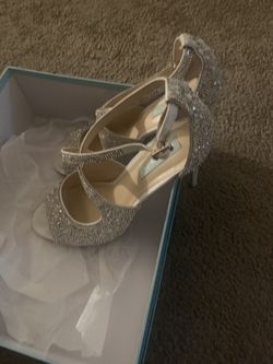 Betsy Johnson crystal embell c cross formal shoe sz 10