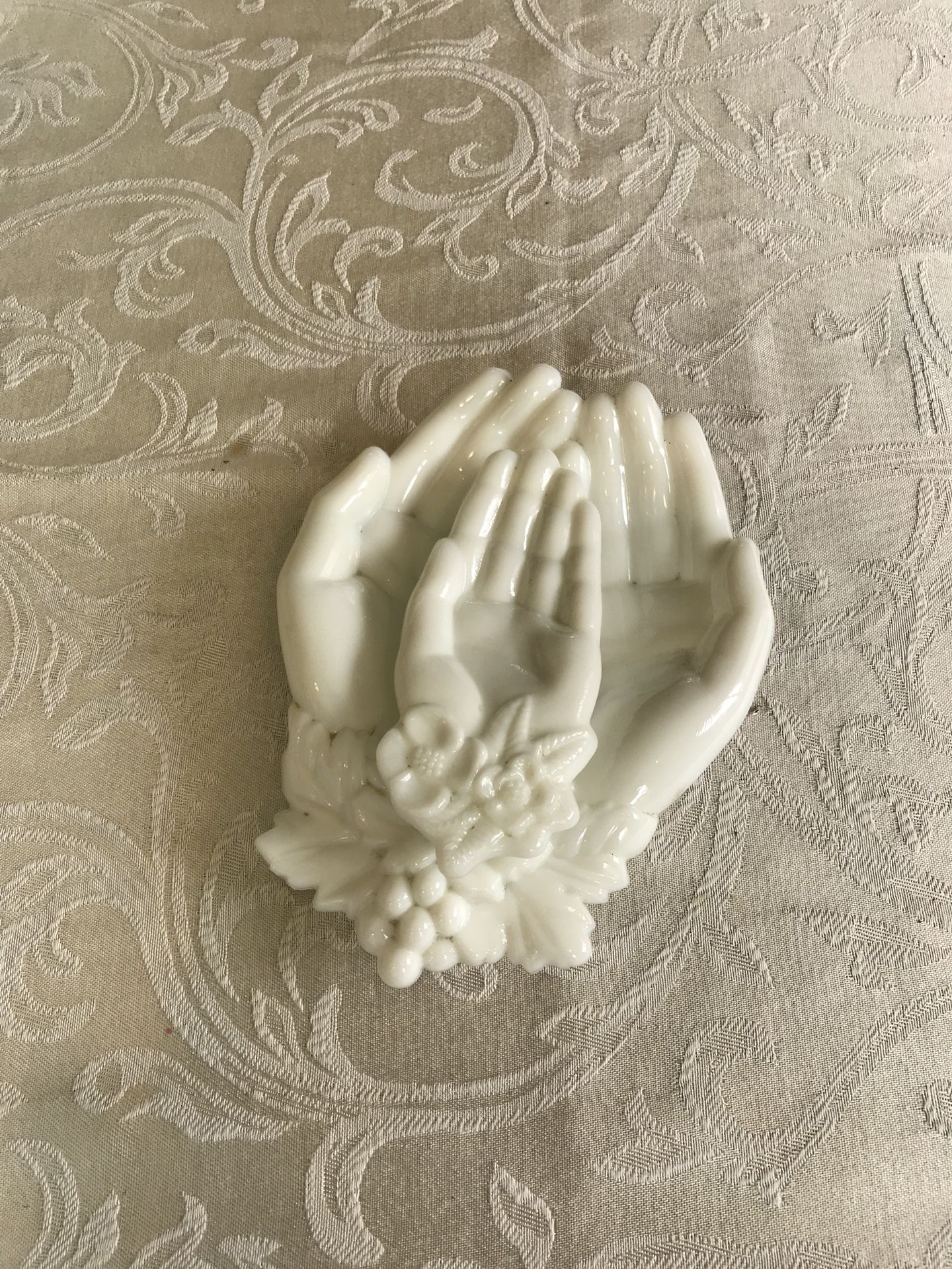 Westmoreland Ceramic Hands (2pcs) Queen Victorian Grape Leaves