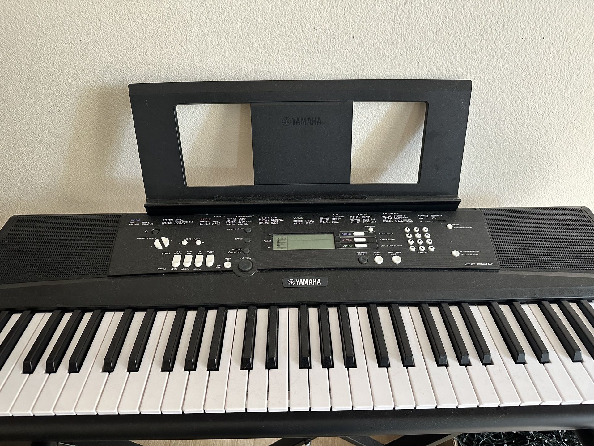 Yamaha EZ220 Keyboard