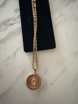 10 k gold necklace and medallion