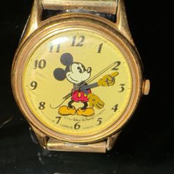 Vintage 80s Disney Mickey Mouse watch by Lorus. 