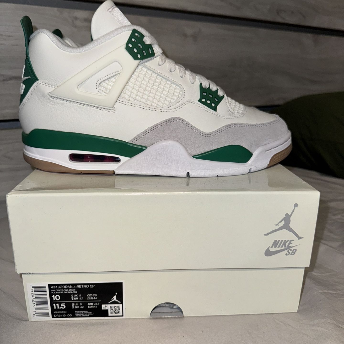 Air Jordan 4 Retro SB Pine Green for Sale in Glendale, AZ - OfferUp