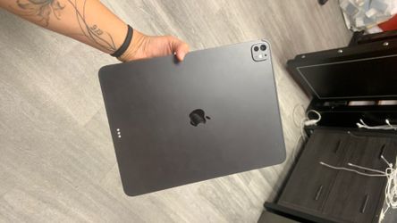 iPad Pro 13 inch Wi-Fi and lte 256gb m5