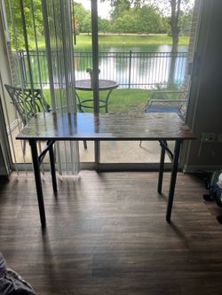 Foldable desk/table