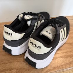 Adidas Run 70s Sneakers Womens Size 7 Iconic 3 Stripe Design Classic Retro Inspired 
