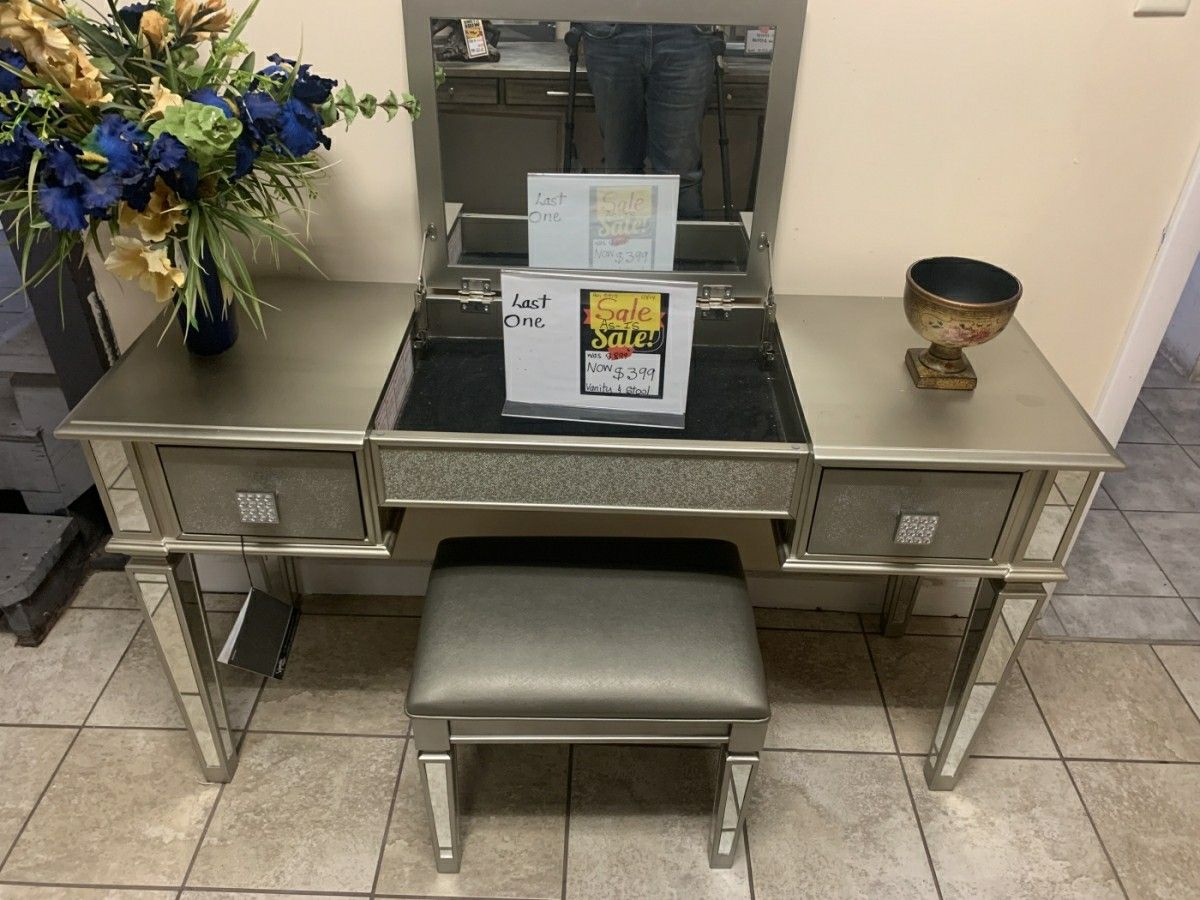 Mirrored vanity Set $10 leasing