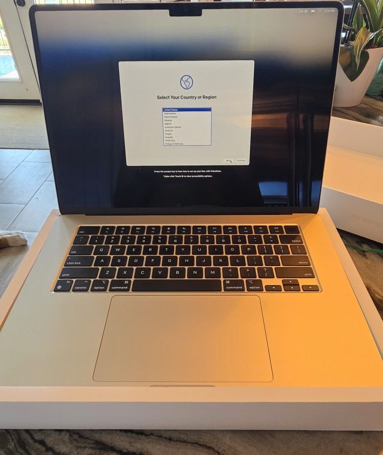 MACBOOK Air M2 15in 512GB SSd 8gb Memory IWATCH series 6, 44 Mm CELLULAR
