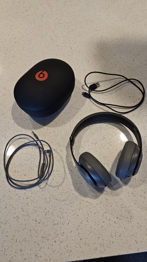 Beats Studio Pro Headphones - Damaged Hinge - Still Works Great