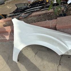 RIGHT FENDER 2009-2013 SUBARU FORESTER (WHITE COLOR) OEM.