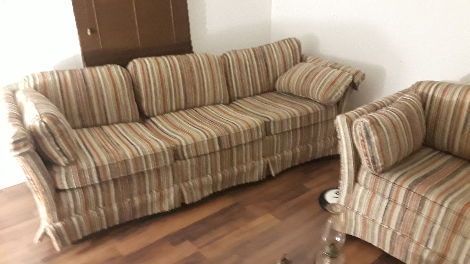 Flex Steel couch and love seat set older in good condition