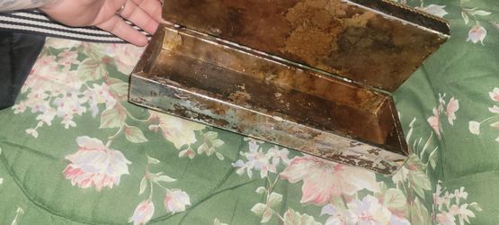 Vintage shadow bow storing compartment