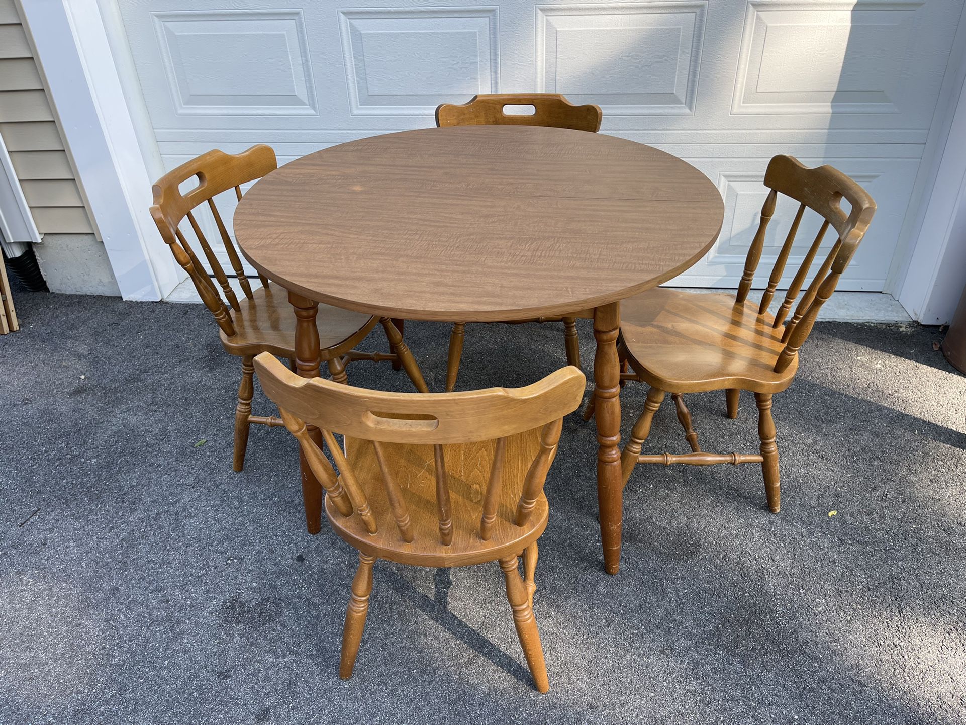 Table Set With 4  Chairs 