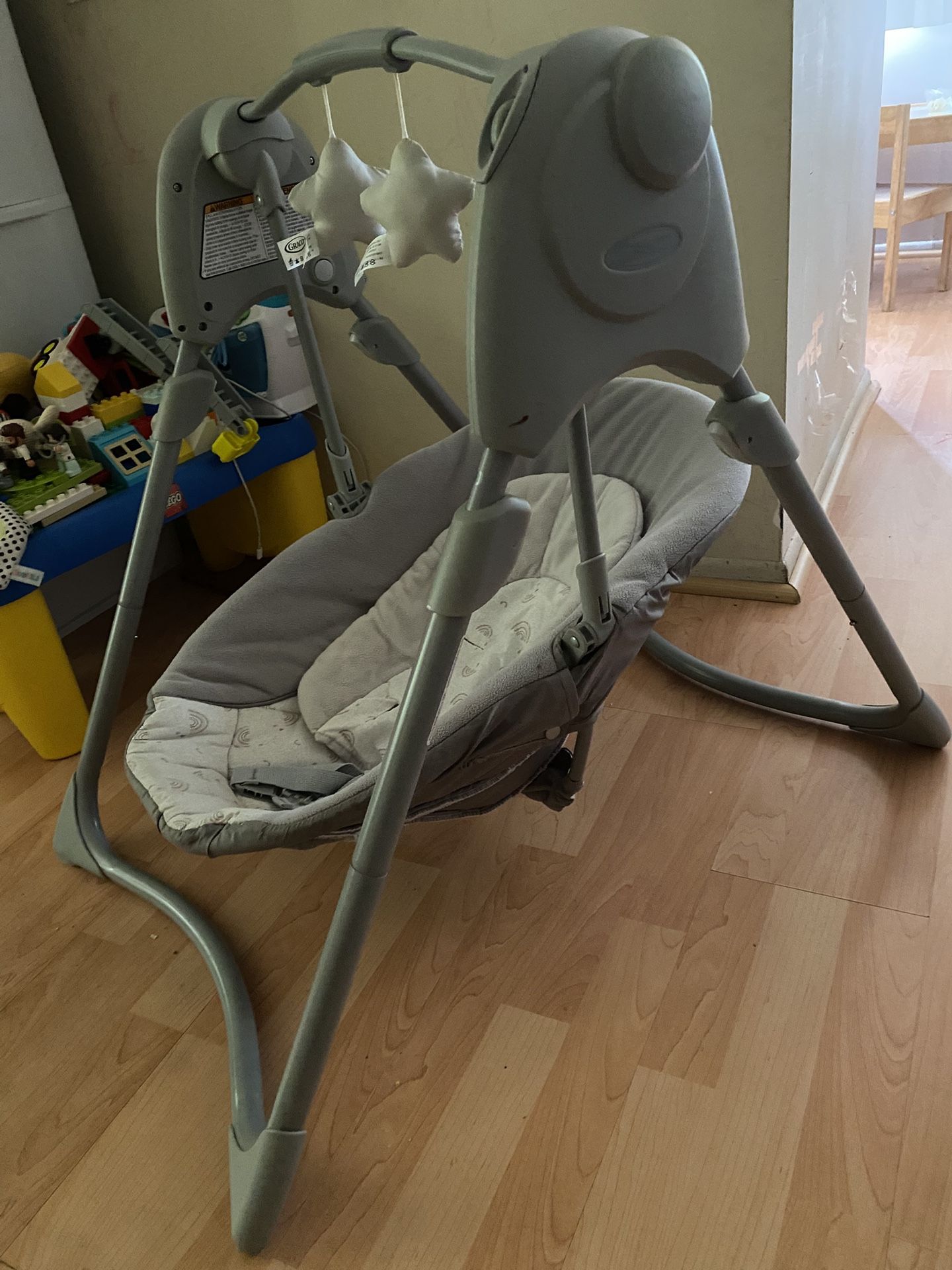 Graco Slim Spaces Compact Baby Swing
