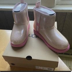 UGG Kid’s Classic Clear Mini Ankle Boots Light Pink Youth 5/ Women 6 “NEW*