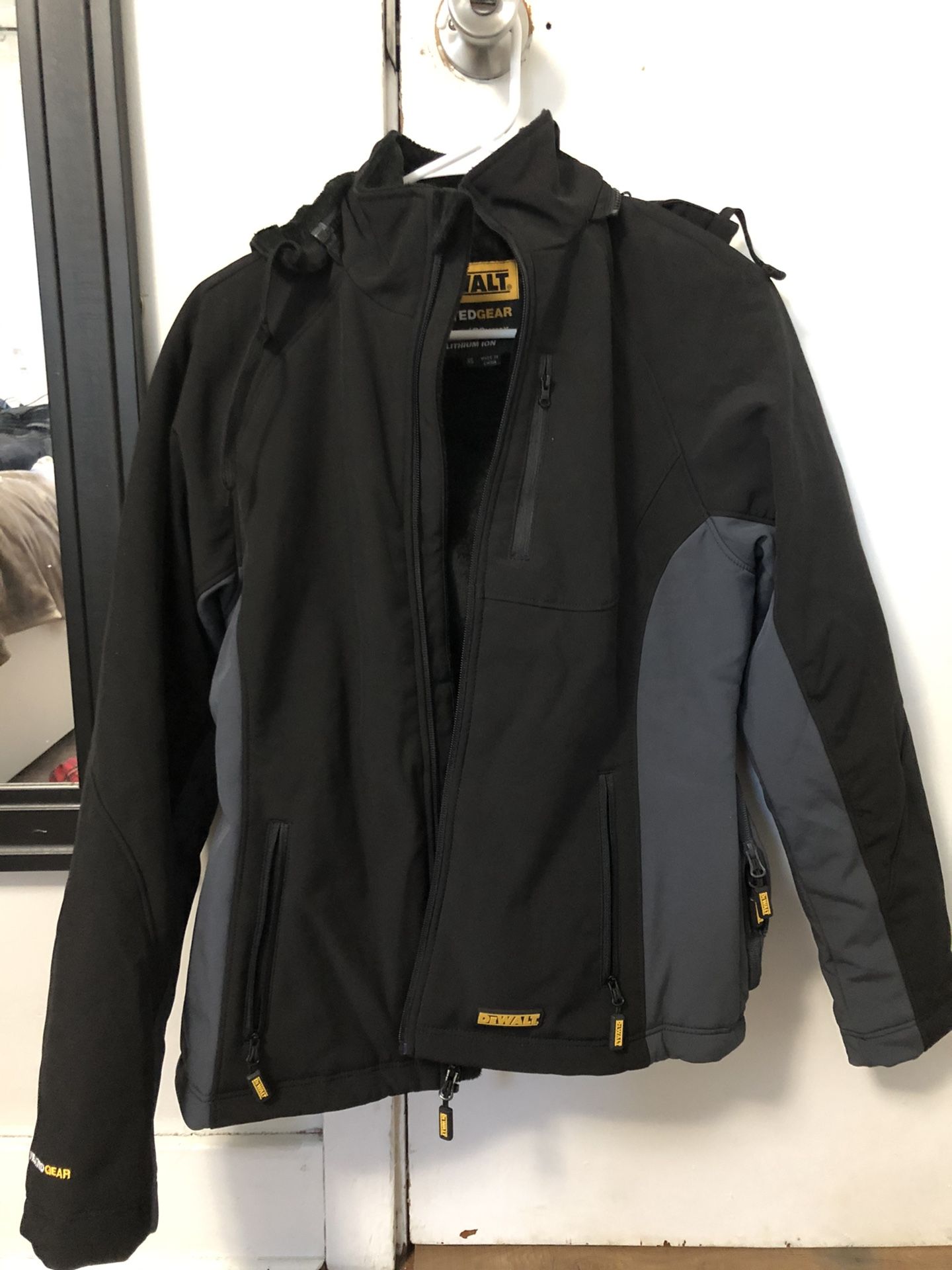 DEWALT Beheizbare Softshell-Arbeitsjacke DCHJ060 – Isoliert, Mit Taschen, Akku Nicht Inklusive