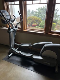 Life Fitness Club Series Elliptical Cross-Trainer Home Fitness Machine