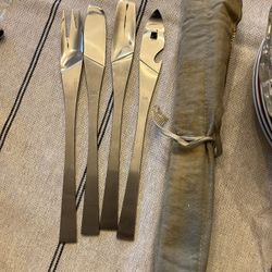 Modern Stainless Steel Cheese Knife Set – 4 Pieces with Roll-Up Storage Pouch