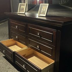 DELIVERY Available. Modern Solid Wood Long Dresser With Big Drawers . Drawers Sliding Smoothly 