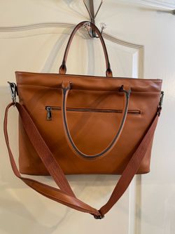 👜 Camel Tote/Briefcase – Like new  Beautiful camel-colored bag in excellent condition. Spacious, with multiple compartments and zippered pockets; ide