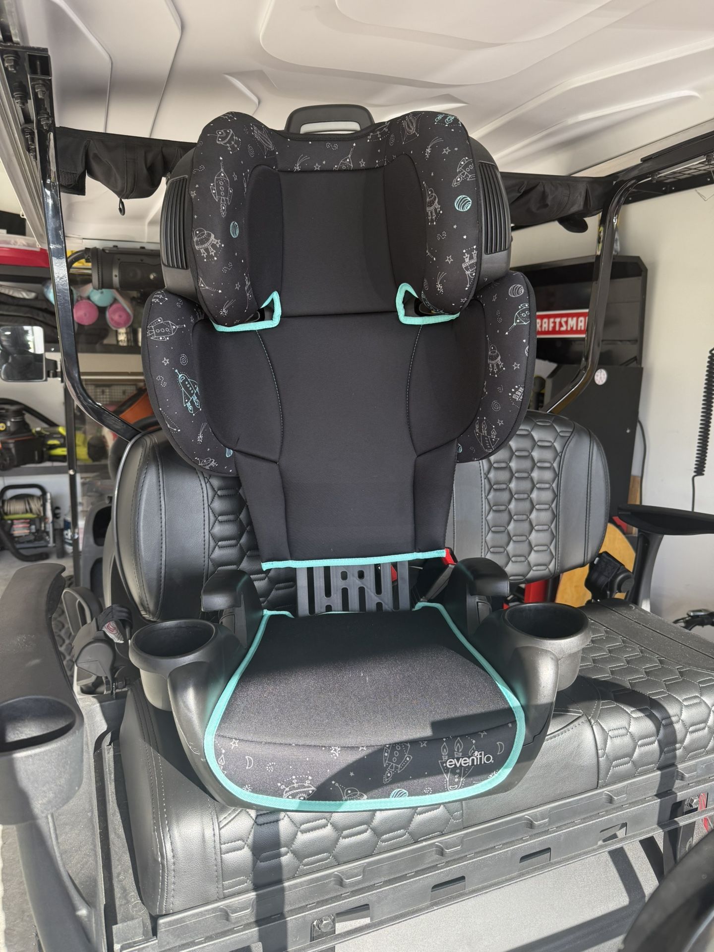 Booster seat with removable back