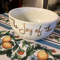 Small bowl for soups or broths.