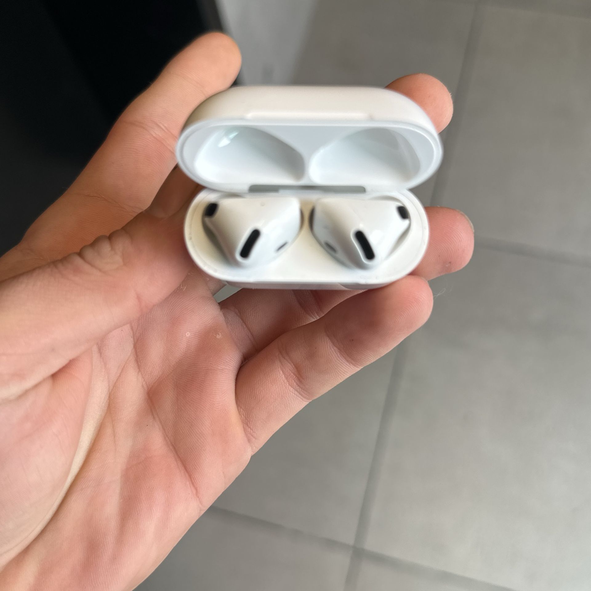 Apple 4 AirPods Noise Cancellation