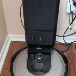 Roomba i8+ Vacuum 