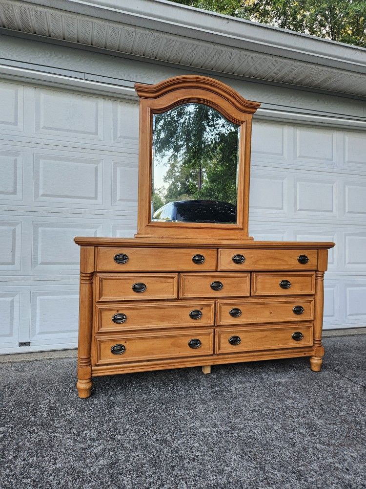 Dresser With Mirror