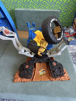 Hot wheels monster truck crushzilla playset