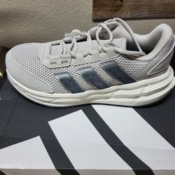 *NEW* Women’s Adidas Astrastar Beige /Carbon/Iron Metallic Size Women's 9.5